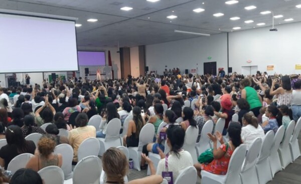 Comitiva esteña participa de encuentro internacional de feministas