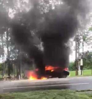 Video: Incendio de vehículo sobre la autopista Silvio Pettirrossi - Policiales - ABC Color