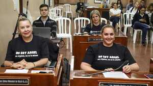 Concejalas encarnacenas vistieron llamativo uniforme: “No soy argel, me argelan”