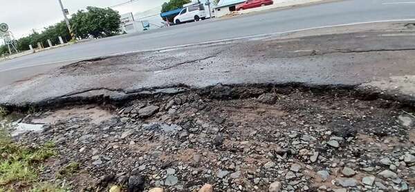 Baches, hundimientos y malezas dan la bienvenida al país por autopista Silvio Pettirossi - Nacionales - ABC Color
