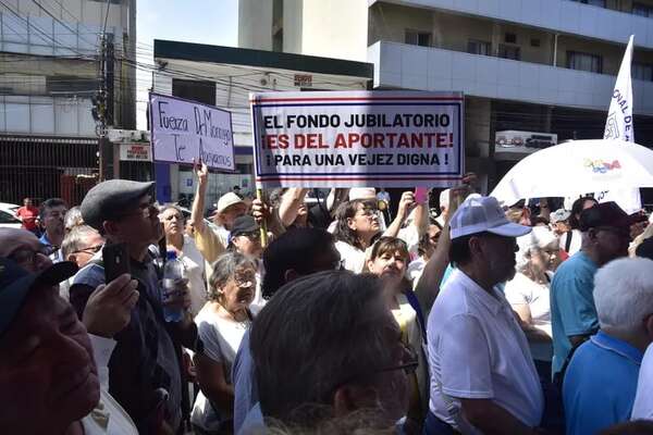 Advierten sobre peligro de estatizar fondos previsionales con nuevo plan - Economía - ABC Color