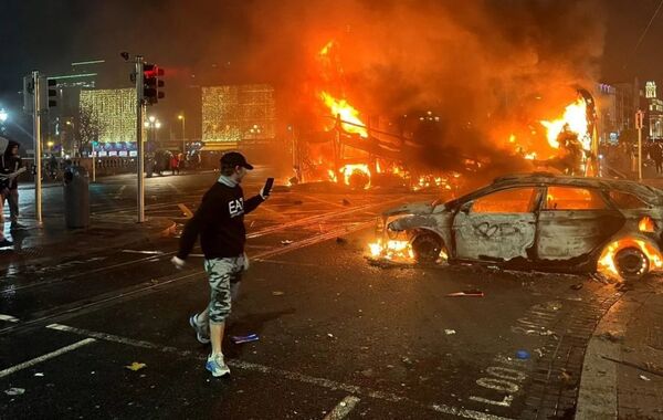 Violentas protestas en Irlanda por un atentado: Inmigrante argelino acuchilló cinco personas, tres de ellos niños - Informatepy.com