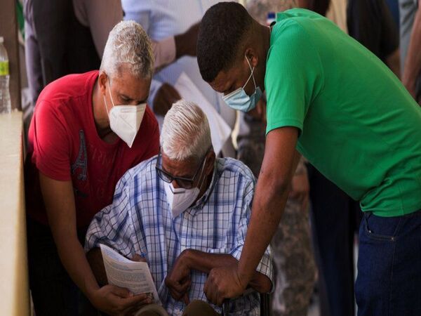 Casos globales repuntan por “relajación”, advierte la OMS