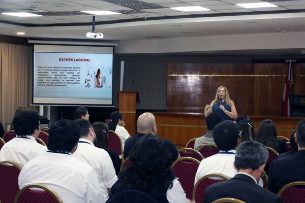 Funcionarios administrativos participaron de charla sobre el manejo del estrés laboral
