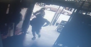 ASALTANTES ARMADOS ROBARON EN LOCAL COMERCIAL EN PLENO CENTRO DE ENCARNACIÓN - Itapúa Noticias