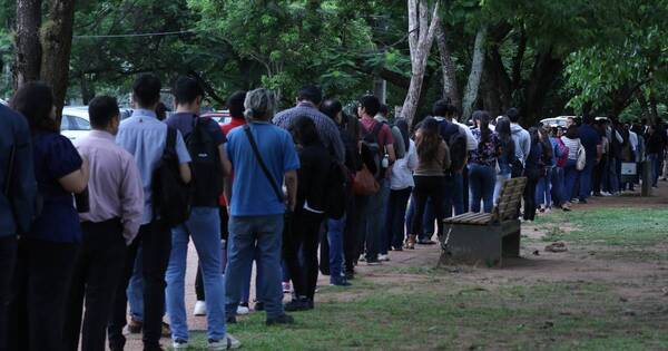 La Nación / Larga fila de postulantes en SND para la megaferia “Emplea Py”