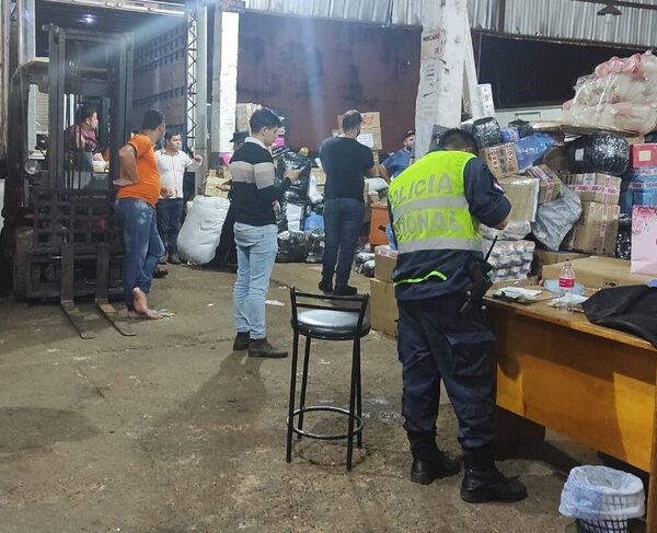 Delincuentes con uniformes de policías asaltan transportadora en CDE (videos) - ADN Digital