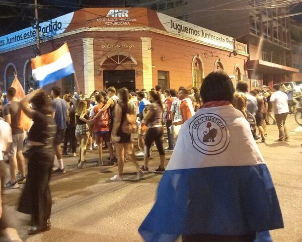 Supuestos infiltrados son detenidos tras disturbios frente a la ANR