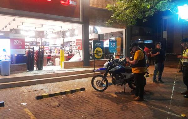 Asalto y enfrentamiento a tiros en minimercado de Luque •