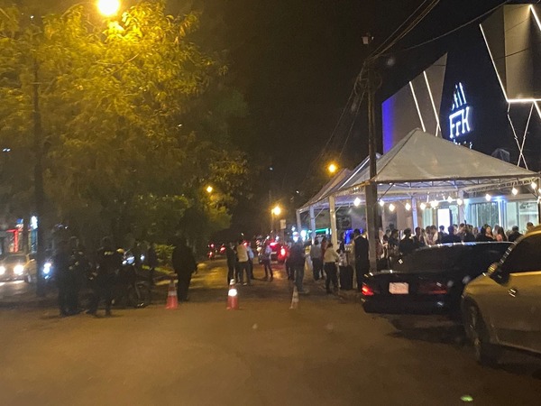 Bloqueo de transitada avenida para evento privado causa indignación en el Este - ADN Digital