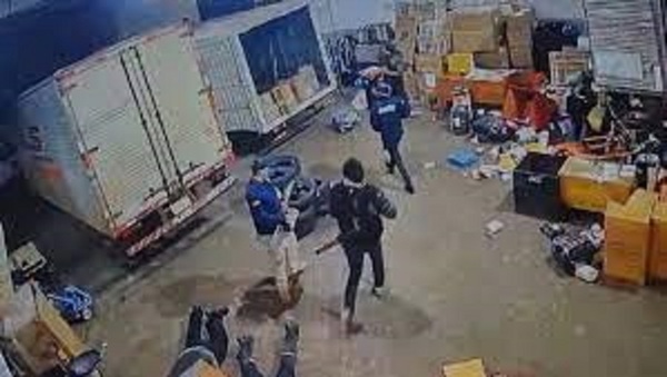 “DISFRAZADOS DE POLICÍAS” ASALTAN TRANSPORTADORA SAN IGNACIO DE CIUDAD DEL ESTE - La Voz del Norte