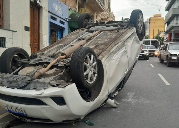 Imprudencia en el volante: accidente en Asunción