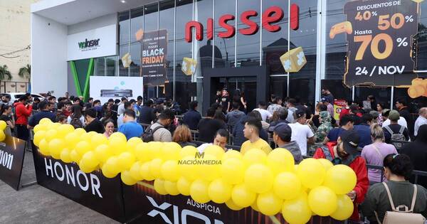 La Nación / Cuadras de personas para acceder a descuentos de Nissei