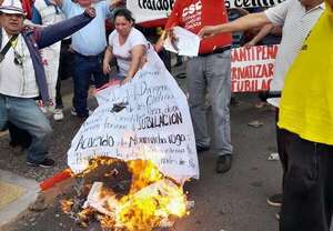Corriente Sindical Clasista quema “acuerdo” de Superintendencia y anuncia huelga - Nacionales - ABC Color