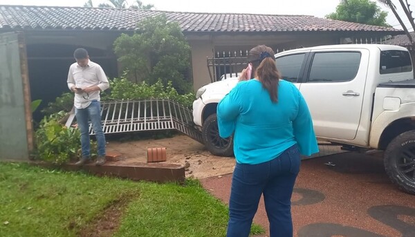 Diario HOY | Conductor choca contra portón de una casa tras perder el control de su camioneta