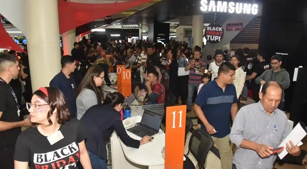 ¡Explosión de compras! El Black Friday 2023 arranca con gran afluencia.