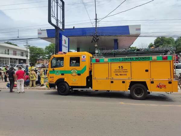 Obreros recibieron descarga eléctrica y cayeron del andamio durante obra en estación de Petropar - Nacionales - ABC Color