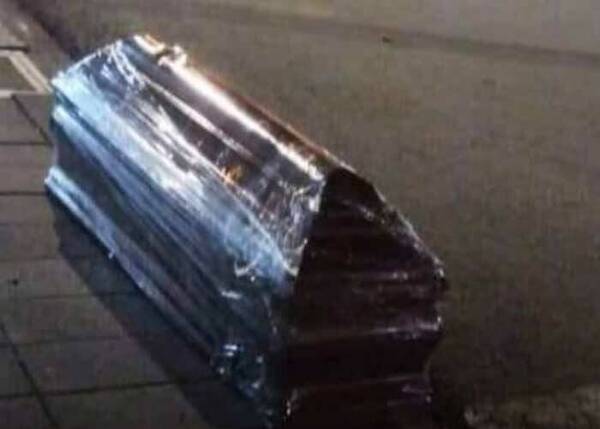 Estaba el cajón, estaba el muerto pero no había sepelio: dejaron el ataúd en la calle