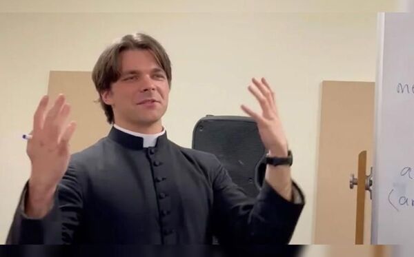 Sacerdote de 30 años huye con joven de 18 que iba a la iglesia y se casan