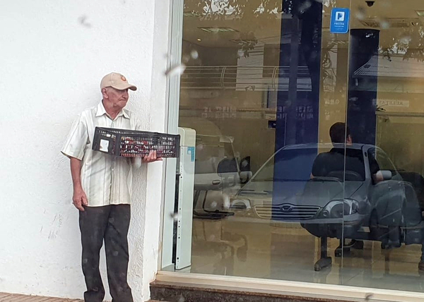 Vendiendo turrones, abuelito enseña el valor del trabajo - La Clave