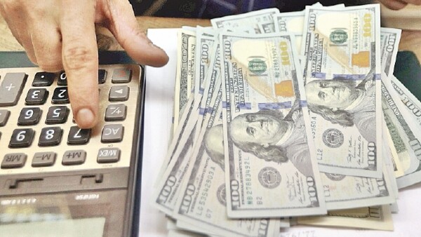 Aumentan impuestos para acceder al dólar
