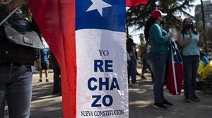 A tres semanas del plebiscito, crece el rechazo a la constitución chilena