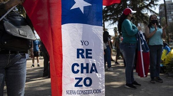 A tres semanas del plebiscito, crece el rechazo a la constitución chilena