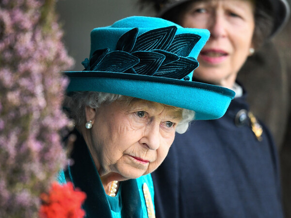 Isabel II se refugia en sus corgis y en las mujeres de la familia real
