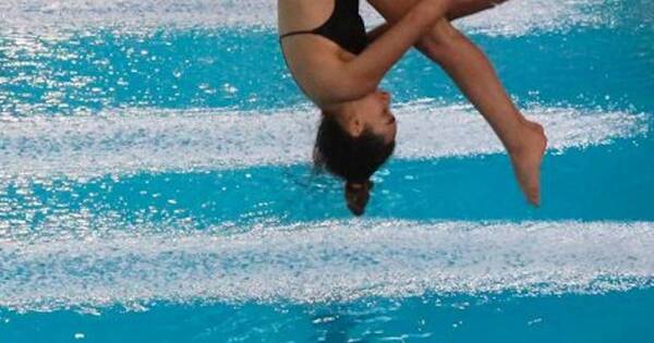 La Nación / Natación en vacaciones: prácticas de waterpolo y saltos ornamentales