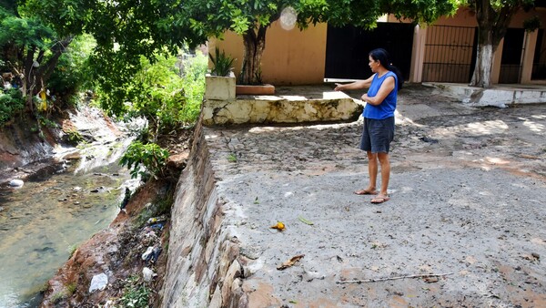 Peligro en Lambaré por falta de vallas en calles que conducen al precipicio