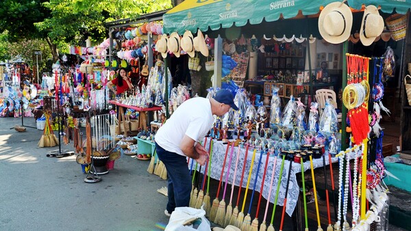 En Caacupé, vendedores reajustan precios de recuerdos de la Virgen