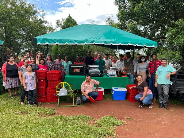 SE ENTREGARON EQUIPAMIENTOS A PRODUCTORES DE CAMBYRETÁ - Itapúa Noticias