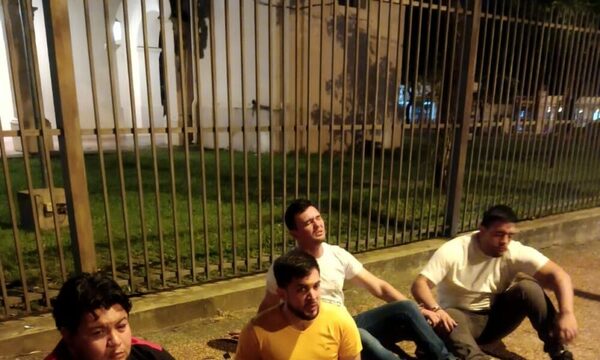 Tras persecución, borrachines terminaron contra la reja de una iglesia