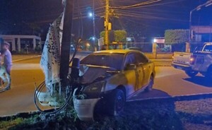 Chocó contra columna de la ANDE y luego huyó