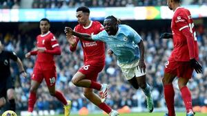 Manchester City y Liverpool igualan en un partido caliente