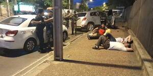 Corriendo de la policía entraron por una columna y destrozaron su camioneta