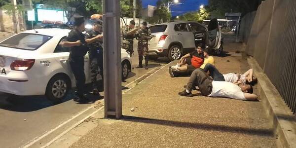 Corriendo de la policía entraron por una columna y destrozaron su camioneta