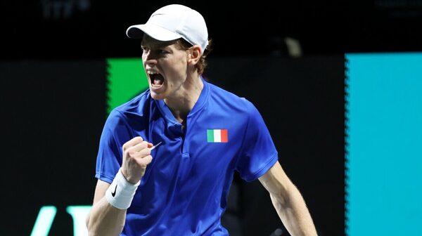 Versus / Sinner tumba a Djokovic de manera heroica y mantiene con vida a Italia en la Copa Davis