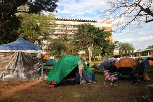 Las afueras del IPS se convirtió en el hogar de familiares internados