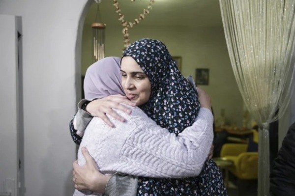 Hamás libera a 24 rehenes e Israel deja libres a 39 palestinos en segundo día de cese del fuego - .::Agencia IP::.
