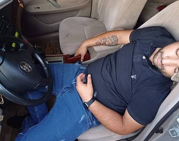 Okeeee la tipo en su auto, en medio de una avenida