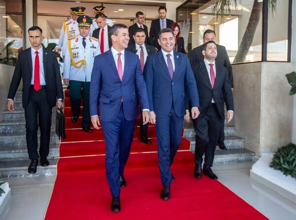 Presidente viajó rumbo a Italia donde se reunirá con el Papa Francisco - .::Agencia IP::.