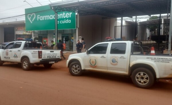 Roban recaudación del día en asalto a farmacia