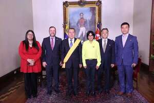 Venezuela condecora al embajador de Corea del Norte en Caracas, tras nueve años de labores - Mundo - ABC Color