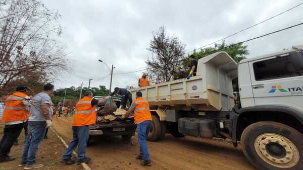 Inician operativo limpieza en zonas de Ciudad del Este tras inundaciones