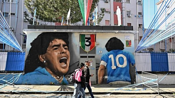 Nápoles recuerda y homenajea a Maradona