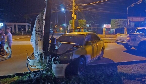 Diario HOY | Abandonó su vehículo tras chocar contra la columna de la ANDE