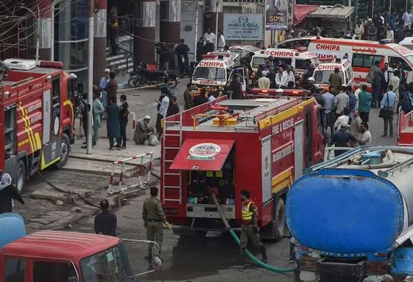 Incendio en centro comercial deja 11 muertos en Pakistán