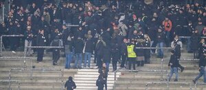 Versus / Medio centenar de policías heridos al margen de un partido de Bundesliga en Fráncfort