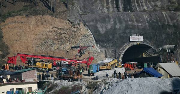 La Nación / India: envían más maquinaria para rescatar a trabajadores atrapados en túnel